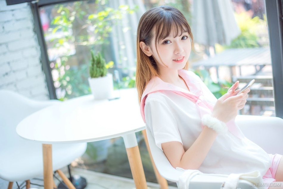 “王印不能动。”刘备摇了摇头，这点上他还是很清醒的，如果能够攻破洛阳，将吕布赶回关中的话，这块王印，如今已经成为了烫手的山芋，刘备是绝不能碰，哪怕他确实有着封王的资格也不行，没有实力，而且也没有打破关中，凭什么封王？